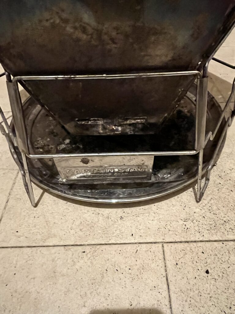 焚き火台下に置いてある炭受けの皿